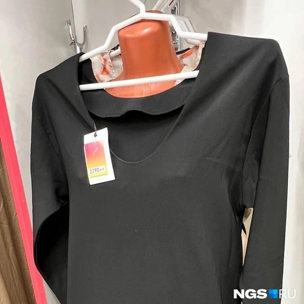 Такое платье за 2 тысячи с лишним рублей вполне подойдет для праздничного образа | Источник: Настасья Медведева / NGS.RU