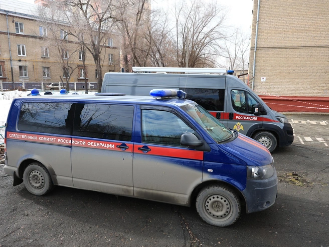 Следователи осматривают место происшествия и опрашивают свидетелей | Источник: Михаил Шилкин