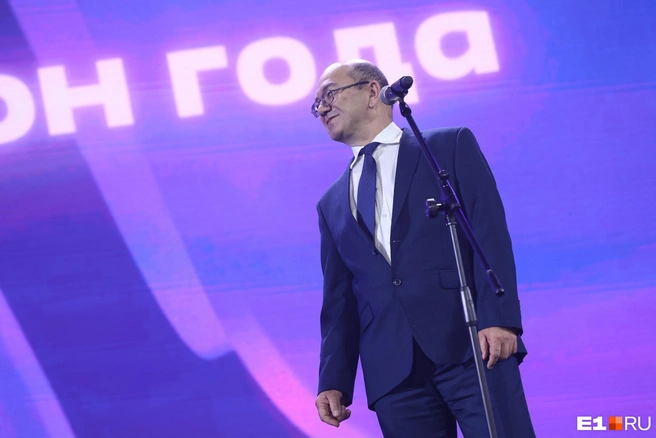 На сцену ККТ «Космос» вышел и второй хирург — Марат Хусаинов. Браво врачам! | Источник: Владислав Лоншаков / E1.RU