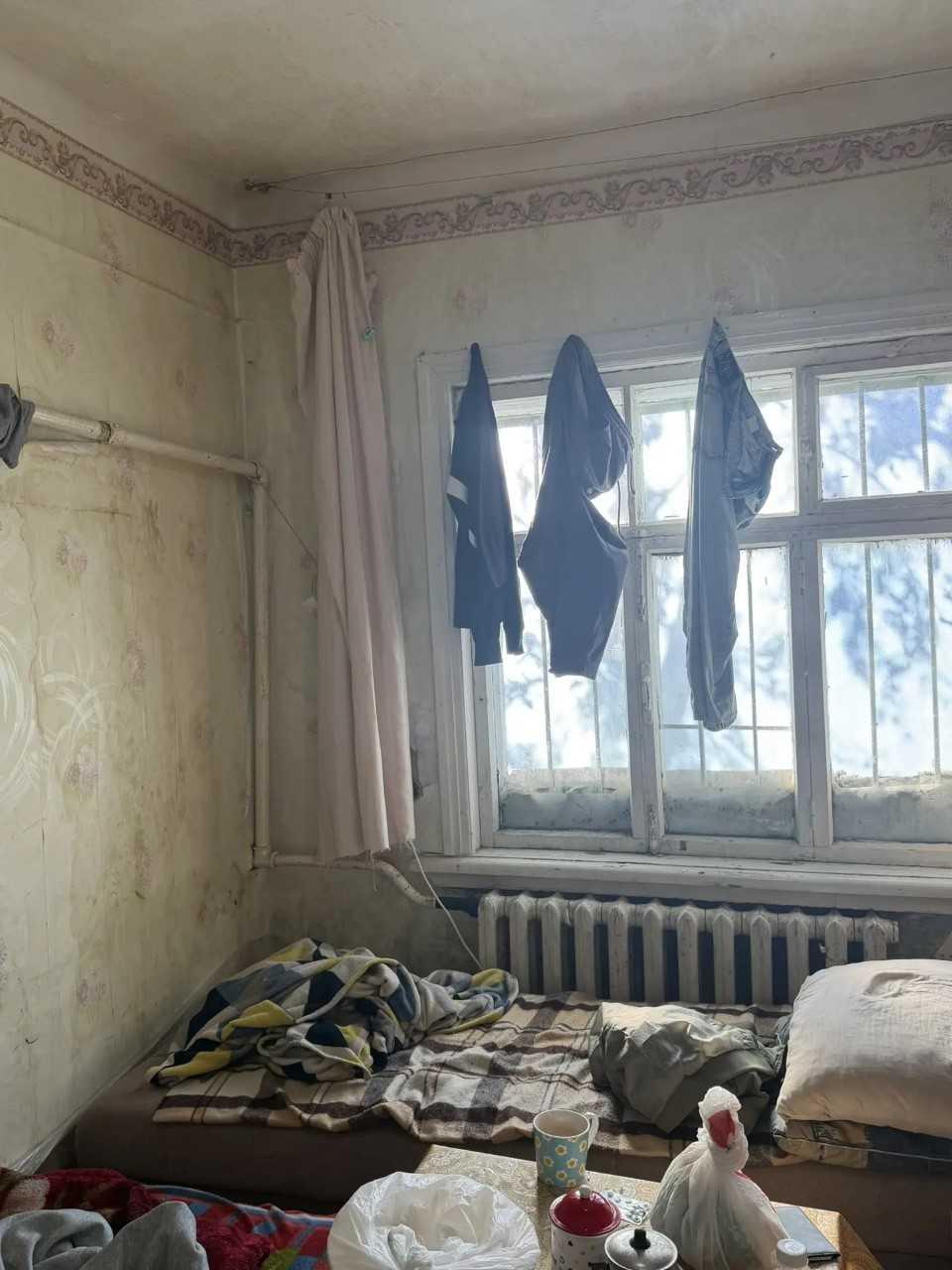 В Екатеринбурге мать с четырьмя детьми поселилась в полузаброшенном доме. Посмотрите, в каких услов…
