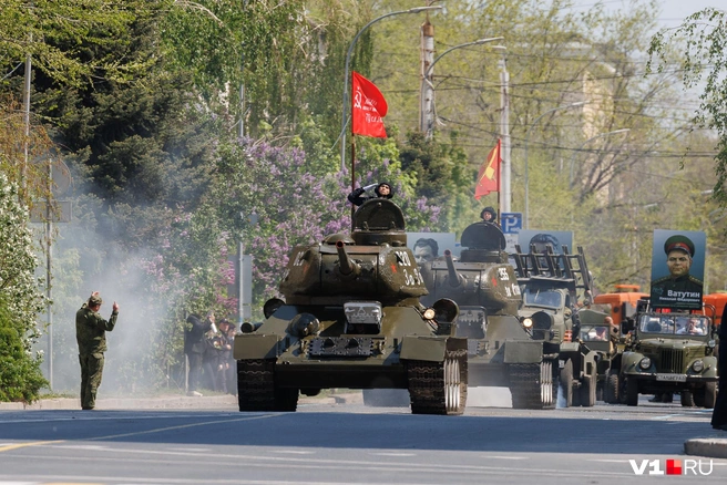Ровным строем техника отправилась на площадь | Источник: Алексей Волхонский / V1.RU