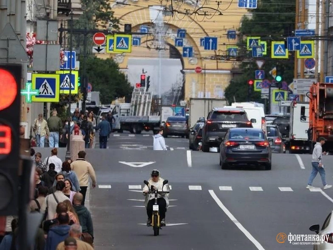 Ехало и не болело. Как курьеры и самокатчики провели первый день запретов в Петербурге | Источник: «Фонтанка.ру»