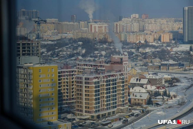 Первые этажи дома отданы под магазины | Источник: Булат Салихов / UFA1.RU