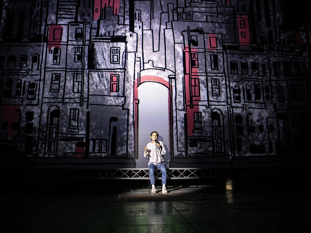 «Мама, я в Москве»: что нужно знать о новом спектакле в театре «Практика» | marieclaire.ru