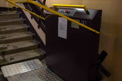 В Вологде установили подъёмник для инвалидов по просьбе семьи