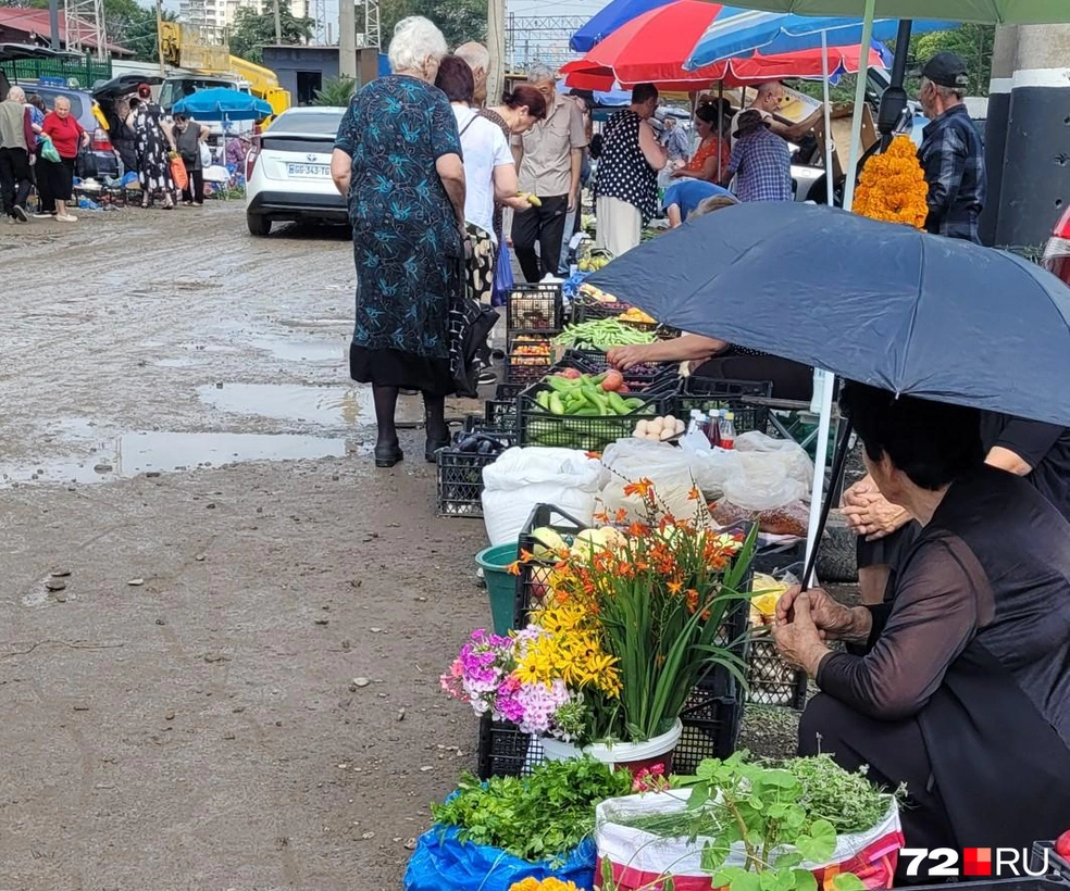 Селяне приезжают рано утром и выгружают товар | Источник: читатель 72.RU