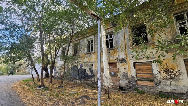 Родителям не нравится, что такое здание рядом со школой | Источник: Дарья Никитченко / 45.RU