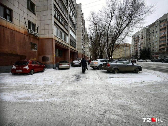 Парковки парковками, но есть и другие варианты оставить автомобиль. Делать такого не рекомендуем  | Источник: Павел Красоткин / 72.RU 