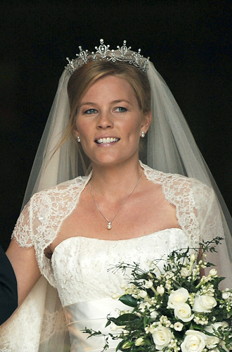 Отем ФиллипсВ том же году узами брака связал себя еще один отпрыск королевской семьи – сын принцессы Анны Питер Филиппс, который взял в жены красавицу Отэм Келли. Очевидно, что дочери Ее Величества невестка очень даже понравилась – в противном случае, она вряд ли бы одолжила ей одну из своих любимых тиар. Убранство под названием Фестон было подарено Анне на свадьбу в 1973 году Обществом кораблестроителей, и с тех пор Ее Высочество буквально не расставалась с украшением, сделав исключение всего раз – для Отем.