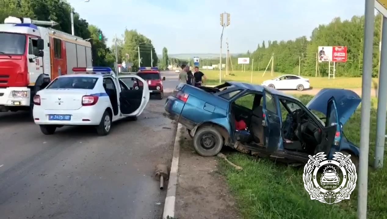 В Башкирии водитель проехал на красный и столкнулся с встречным  автомобилем, ДТП в Башкирии, авария в Башкирии, в аварии пострадали, 3 июня  2022 - 3 июня 2022 - УФА1.ру