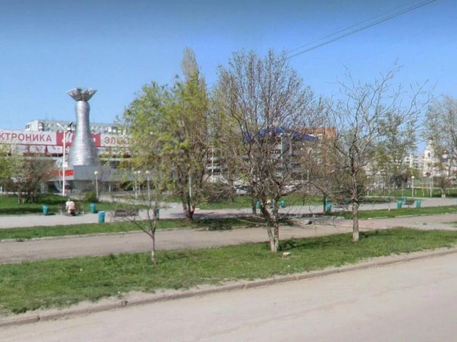 В микрорайоне Северный виднелась «серебряная кегля» — боулинг «Полярная станция» под бывшим универсамом «Северный». Позднее здание снесли, возвели две высотки, а справа появился торговый центр «Парк». | Источник: yandex.ru/maps