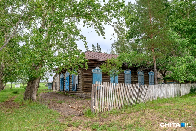 Это единственный ракурс, с которого дом кажется сохранившимся и не видно пасущихся в нем коров | Источник: Олег Фёдоров / CHITA.RU