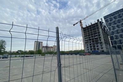 Парковку у ЖК в Екатеринбурге закрыли: жильцы ищут места
