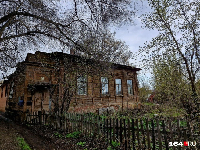 В огородах скоро расцветут тюльпаны, а за ними пойдет клубника. И пусть кого-то пугает то, что рядом похоронены люди | Источник: Виктория Федорова / 164.RU