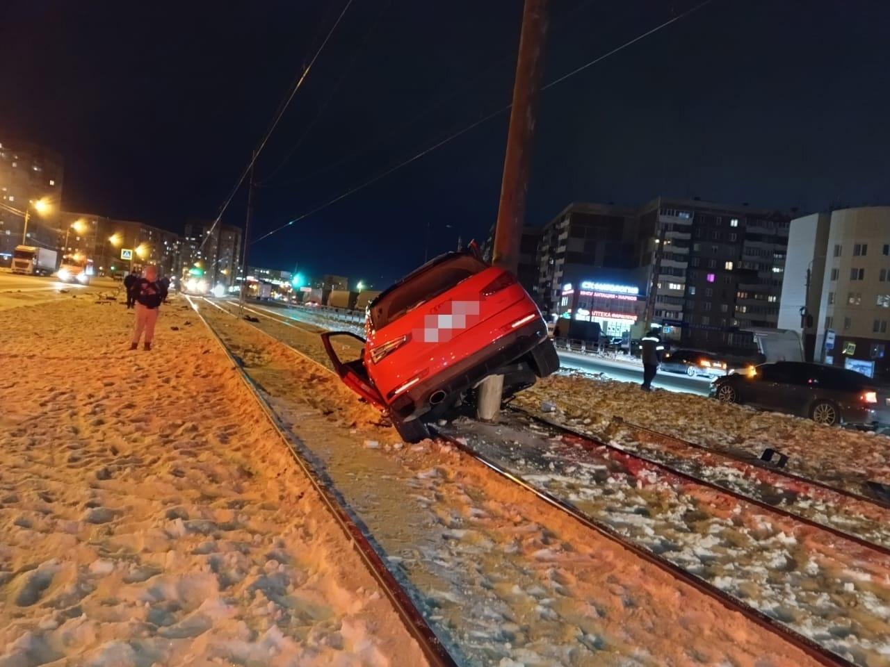 В Магнитогорске Audi разворотило от удара об столб