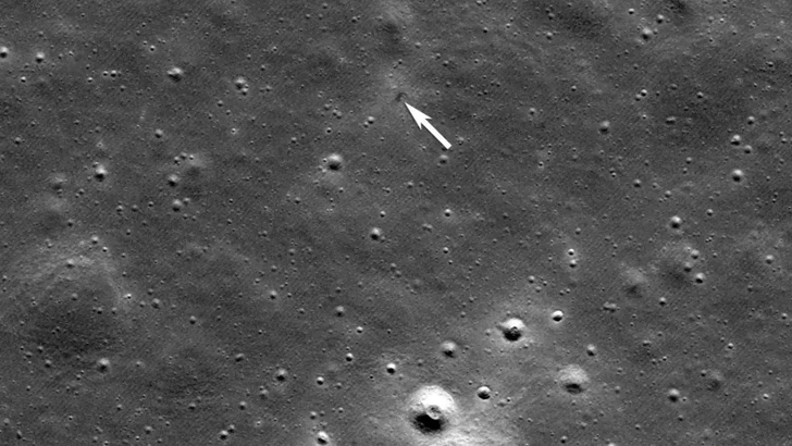 На снимке, сделанном спутником NASA Lunar Reconnaissance Orbiter, стрелкой отмечено место крушения модуля Resilience | Источник: NASA/GSFC/Arizona State University