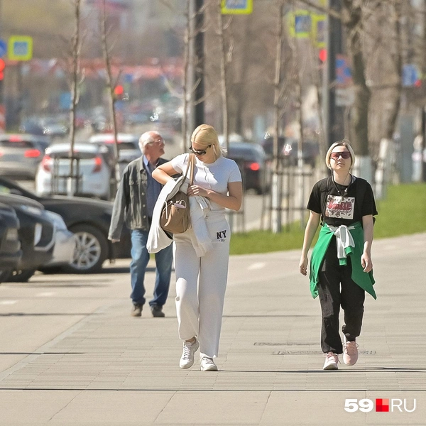 Велосипедист в майке (слева) на улицах соседствует с девушкой в плаще (справа) | Источник: Василина Любимова / 59.RU
