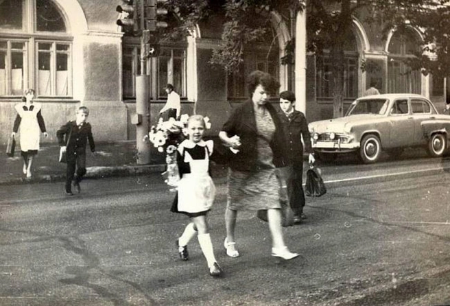 В 1980 году малыши торопятся в нынешнюю гимназию № 4 | Источник: oldsaratov.ru