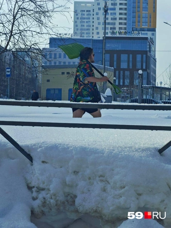 Парень, кажется, как раз шел убирать снег | Источник: читатель 59.RU
