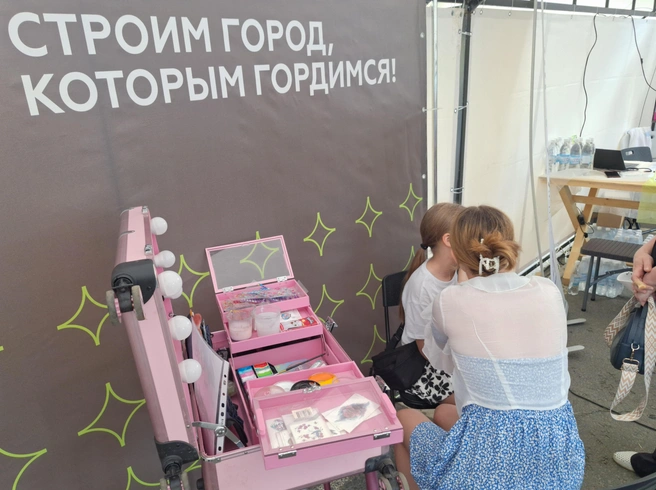 Самыми популярными изображениями для аквагрима стали котики и Человек-паук, которого просили даже девочки | Источник: Андрей Калиниченко