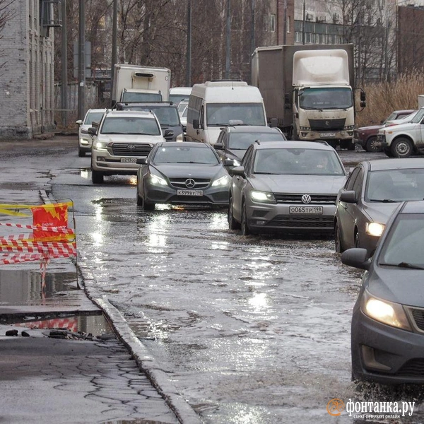 Потоп на Качалова, новая серия. В ней появляется дренажная канава  | Источник: Михаил Огнев / «Фонтанка.ру»