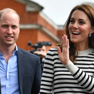 Кембриджские поделились неизвестным фото Дианы с детьми