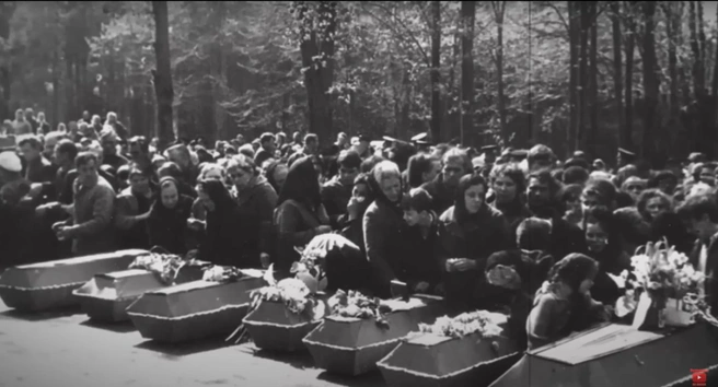 Весь город пришел проводить в последний путь погибших детей | Источник: Калейдоскоп. Житейские мелочи / YouTube.com