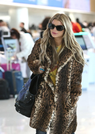 Как носить леопардовую шубу этой зимой? Учимся у Джессики Симпсон | marieclaire.ru