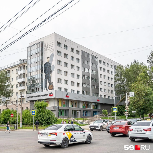 На стене дома написан портрет музыканта и шансонье Сергея Наговицына | Источник: Василина Любимова / 59.RU