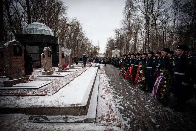 На Серафимовском кладбище, где в 1992 году открыли памятник погибшим огнеборцам, каждый февраль снова и снова вспоминают тот день&nbsp;— запах гари, обугленные стены, крики людей в окнах | Источник: ГУ МЧС по Петербургу