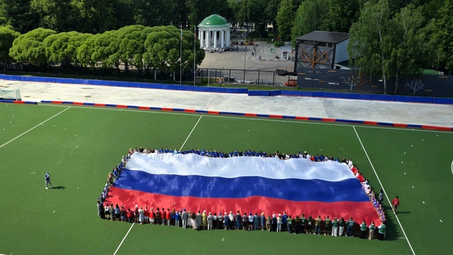 Масштабная акция «Единой России»: на пермском стадионе более 150 человек развернули гигантский флаг в знак единства и гордости за страну | Источник: пресс-служба реготделения партии «Единая Россия» в Пермском крае