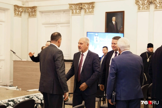 Политики и общественные деятели начали собираться заранее | Источник: Алёна Косточкина