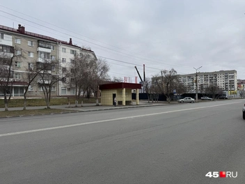 Остановка рядом с ЖК «Дом Кино» | Источник: Юлия Король / 45.RU