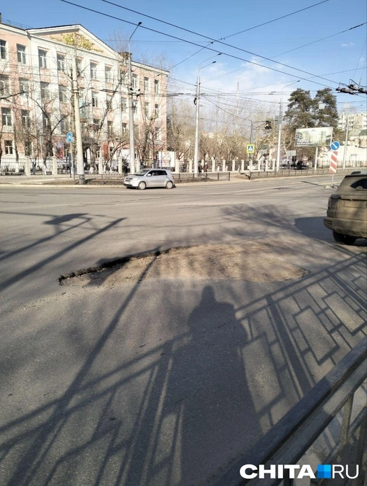 Чита начала уходить под землю с приходом весны. Асфальт проваливается в центре города | Источник: горожане