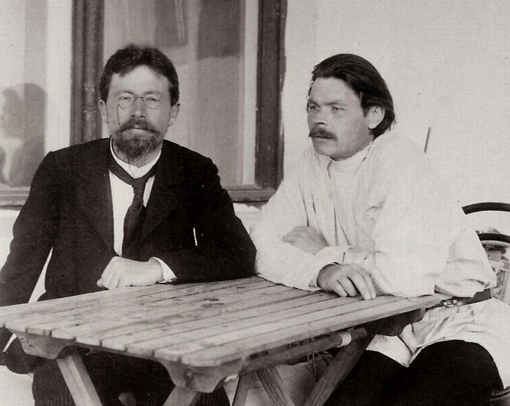 Антон Чехов и Максим Горький, Ялта, 1900 | Источник: Leonid Valentinovič Sredin, Public domain, via Wikimedia Commons