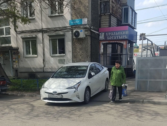 Перекресток Кирова и Калинина. Эта Toyota Prius не очень дружелюбна к окружающей среде | Источник: читатель 74.RU