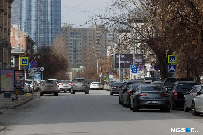 Так выглядит центр города в будни: автомобили паркуются вдоль дорог в несколько рядов, то же самое творится во дворах | Источник: Андрей Бортко / NGS.RU