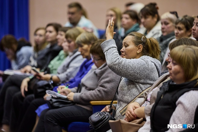 Родители ребятишек из пятой школы чрезвычайно обеспокоены тем, как их дети будут учиться дальше | Источник: Александр Ощепков / NGS.ru