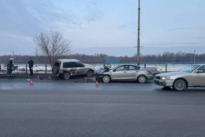 Иномарка вылетела на встречку и протаранила Mazda в Омске