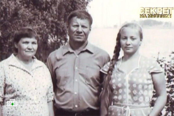 14-летняя Светлана Пермякова со своими родителями