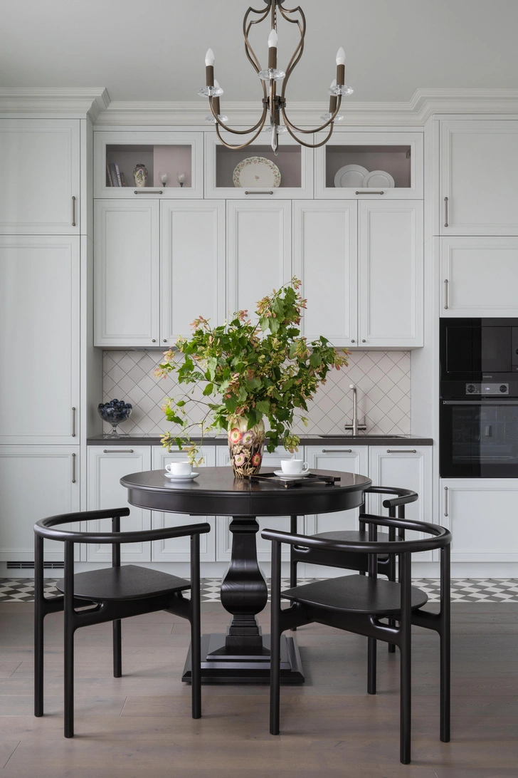 Кухня, «Стильные кухни». Стулья, Unica moblar. Стол, Dantone Home. Весь свет, Natural Concepts.  | Источник: Ольга Мелекесцева