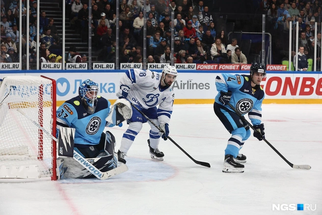В третьем периоде ХК «Сибирь» заработала большинство. «Динамо» оштрафовали на 2 минуты за подножку | Источник: Александр Ощепков / NGS.RU