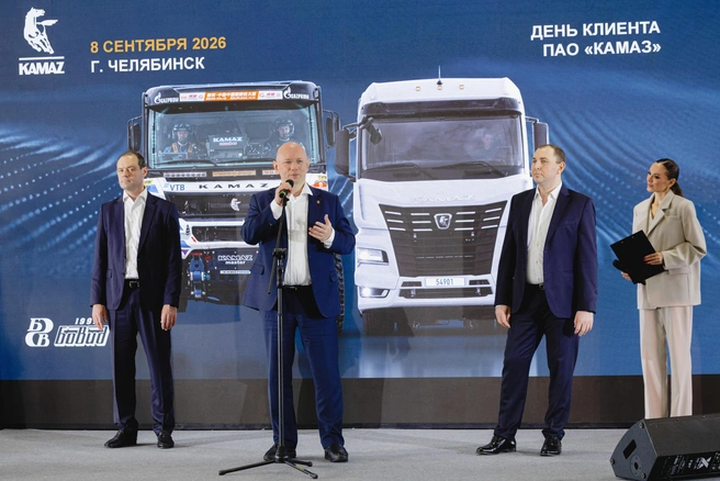 Заместитель генерального директора ПАО «КАМАЗ» по продажам и сервису Антон Сарайкин, председатель правительства Челябинской области Иван Куцевляк и генеральный директор Группы компаний «БОВИД» Михаил Видгоф | Источник: Илья Бархатов