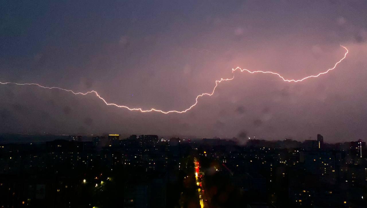 «Не отрываюсь от окна!» Самарцы сняли весеннюю грозу 