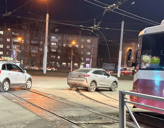 Автомобиль перегородил трамвайные пути | Источник: Елизавета Колмогорова / 2ГИС
