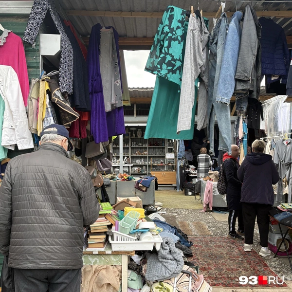 Самую лучшую одежду продавцы стремятся повесить у всех на виду | Источник: Екатерина Подымова / 93.RU