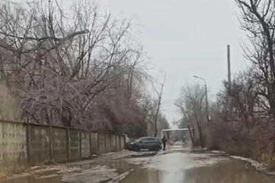 У поликлиники №16 в Волгограде образовалась огромная лужа