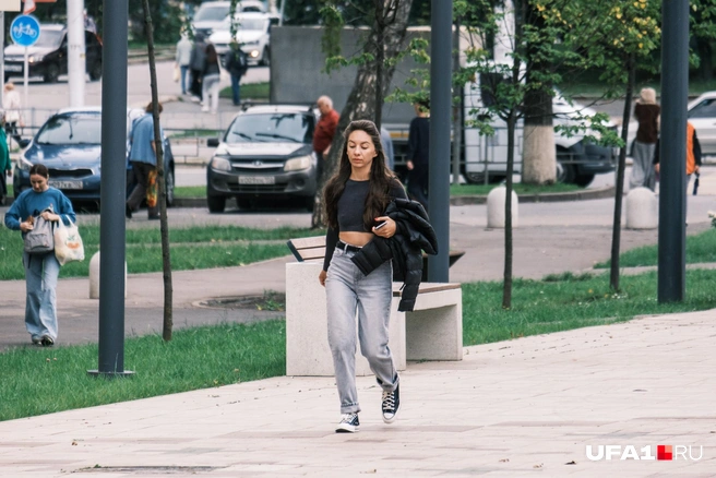 Легким движением руки куртка превратилась в аксессуар | Источник: Булат Салихов / UFA1.RU