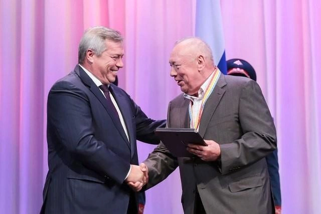 Василий Голубев вручает награду Владимиру Чубу  | Источник: пресс-служба правительства Ростовской области 