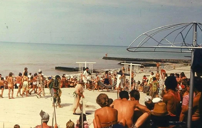 Пляж международного молодежного лагеря «Спутник», 1985 год | Источник: Т. Голова / pastvu.com